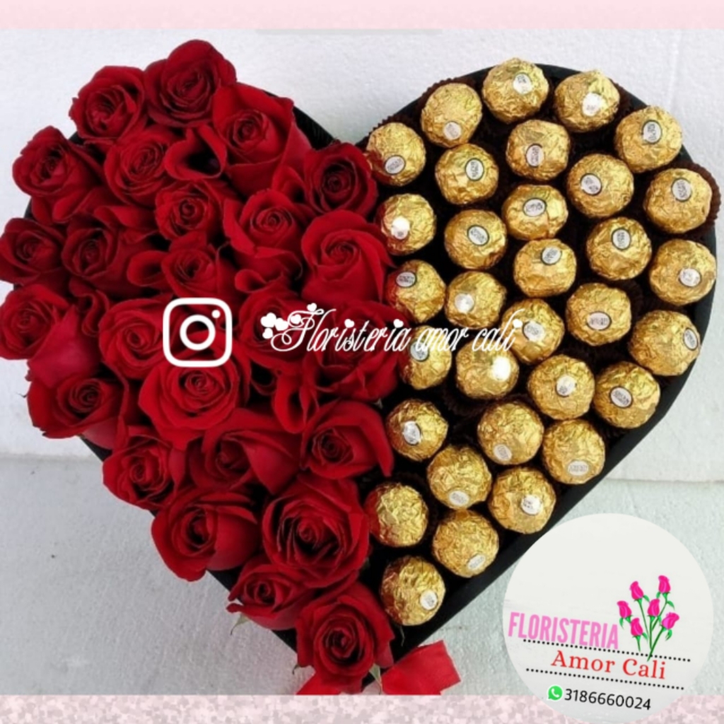 Arreglo floral forma corazon con rosas y chocolates -