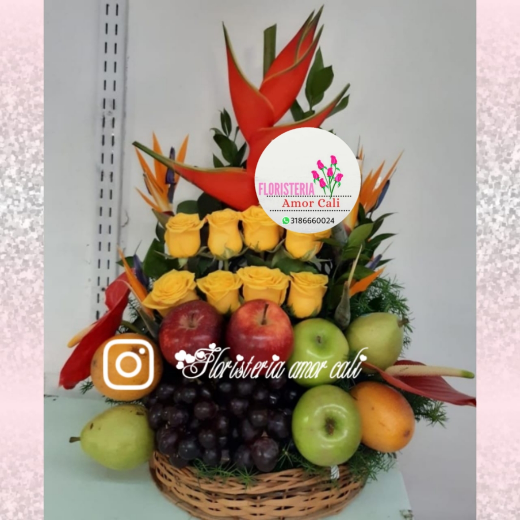 Arreglo floral frutas y roras