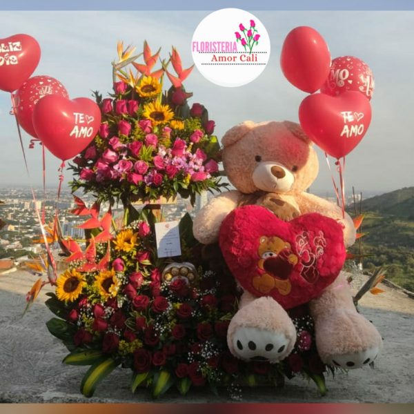 Arreglo floral de dos piso con peluche grande y globos en helio